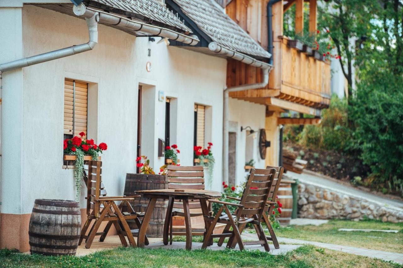 Stol Apartments Zirovnica Eksteriør bilde